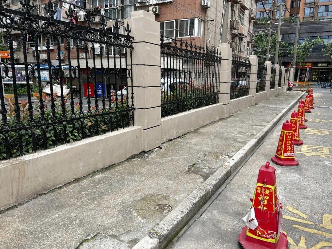 那是多年以前了。有一天早上，七点多钟，我开车去某小区找人取个东西。到了小区门口，