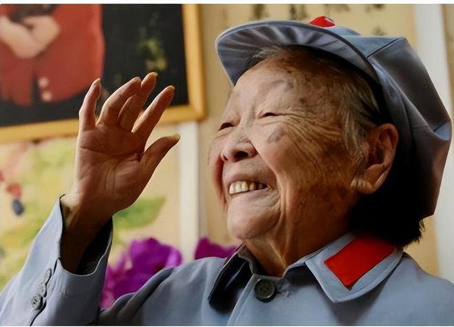 1950我军俘获一女土匪，审讯时她却说：我是红军，妇女独立团排长。
 
1950