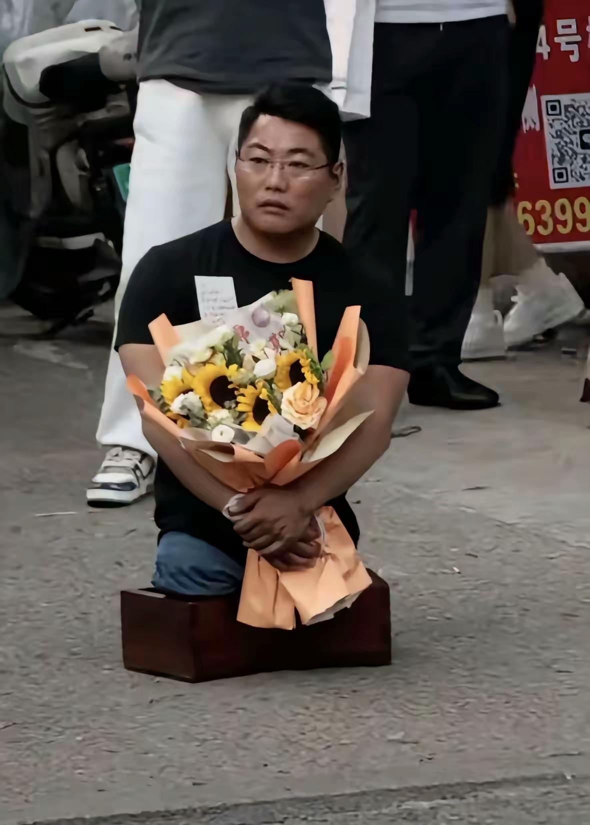 高考结束，儿子冲出考场，当着几百人的面给“无腿父亲”跪下磕头，有人说“你爸没腿，