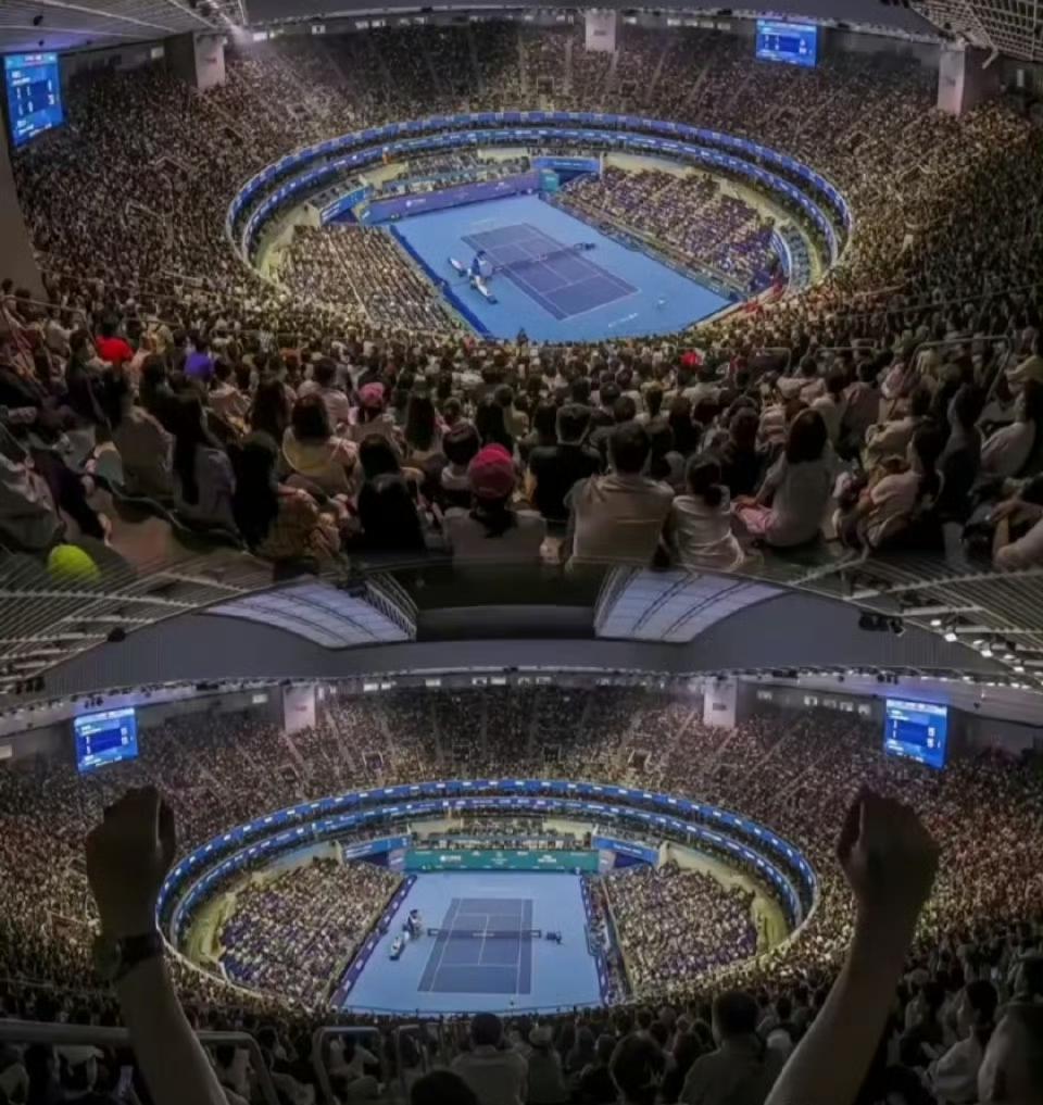 不得不说这场郑钦文的号召力是真的牛，全场座无虚席。可以看到现场大家的热情是非常高