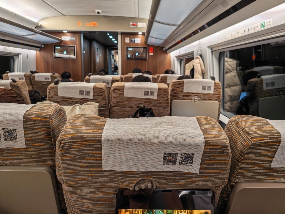 坐高铁最尴尬的位置，就是B！两边的扶手我都不好意思放！