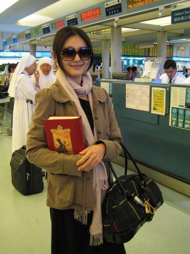 2007年，大S出现在桃园机场，手上抱着《哈利波特》精装版。这本书竟然这么厚，砸