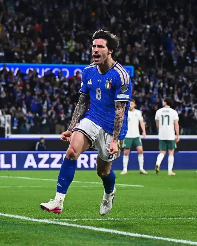 意大利对北爱尔兰，意大利踢得并不好，就连主帅加图索都说加练点球了，期待多纳鲁马的