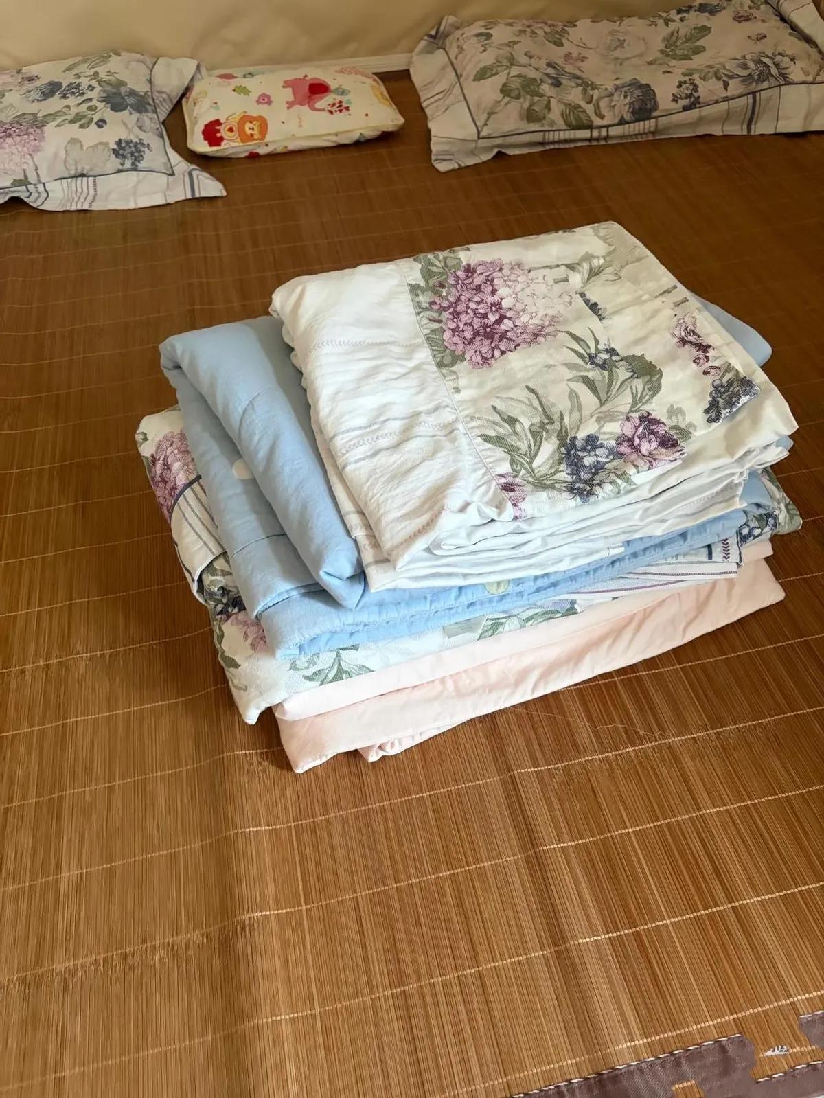 大晚上你睡在亲戚家，人家给你拿干净被子、开好空调，你心里还暖暖的。结果半夜听见夫