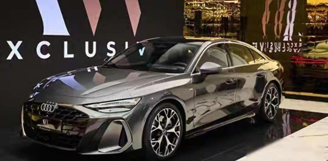 新款奥迪A6L改动显著：车头拉长近10公分、车顶降低约1厘米，轴距加长后姿态更贴