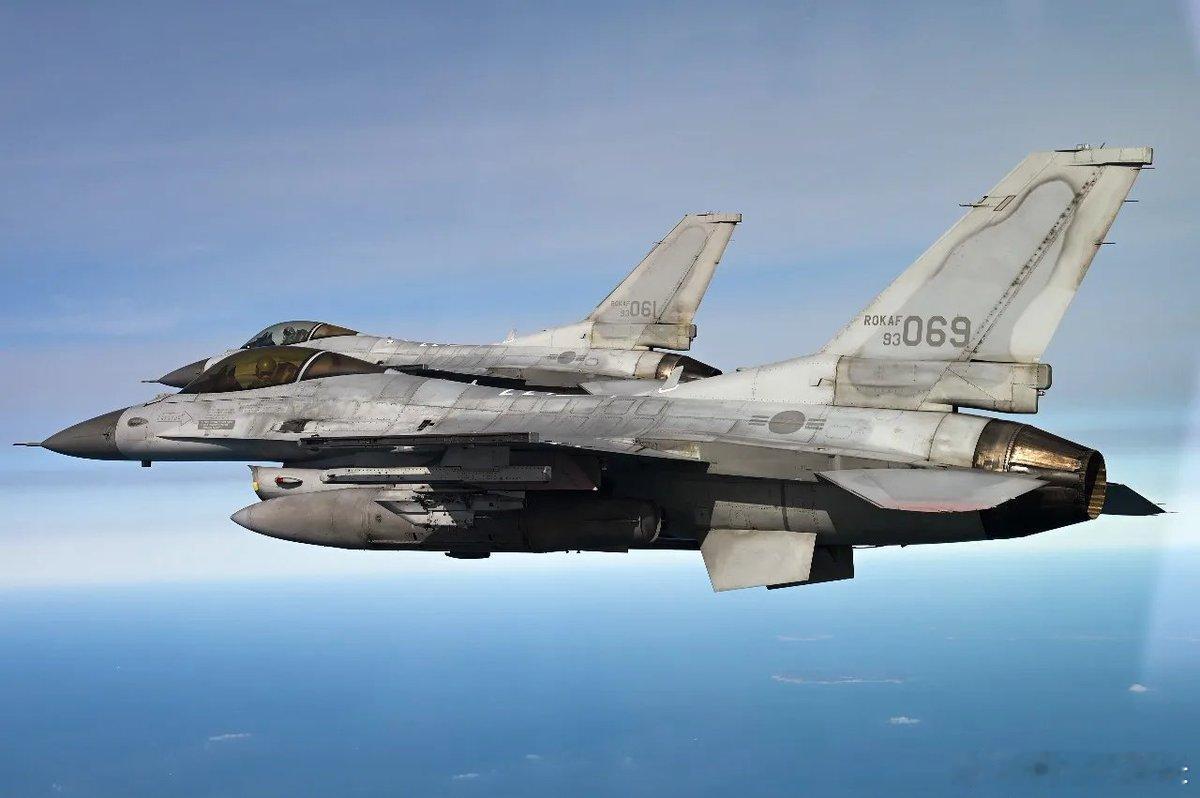 韩国空军一架F-16C战斗机在荣州附近夜间训练飞行中坠毁。飞行员安全弹射，并毫发