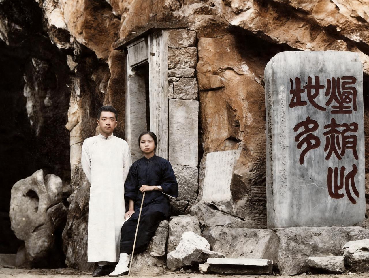 胡适在烟霞洞养病时，租下庙里三间厢房，除自己与侄子胡思聪居住外，另一间客房基本由