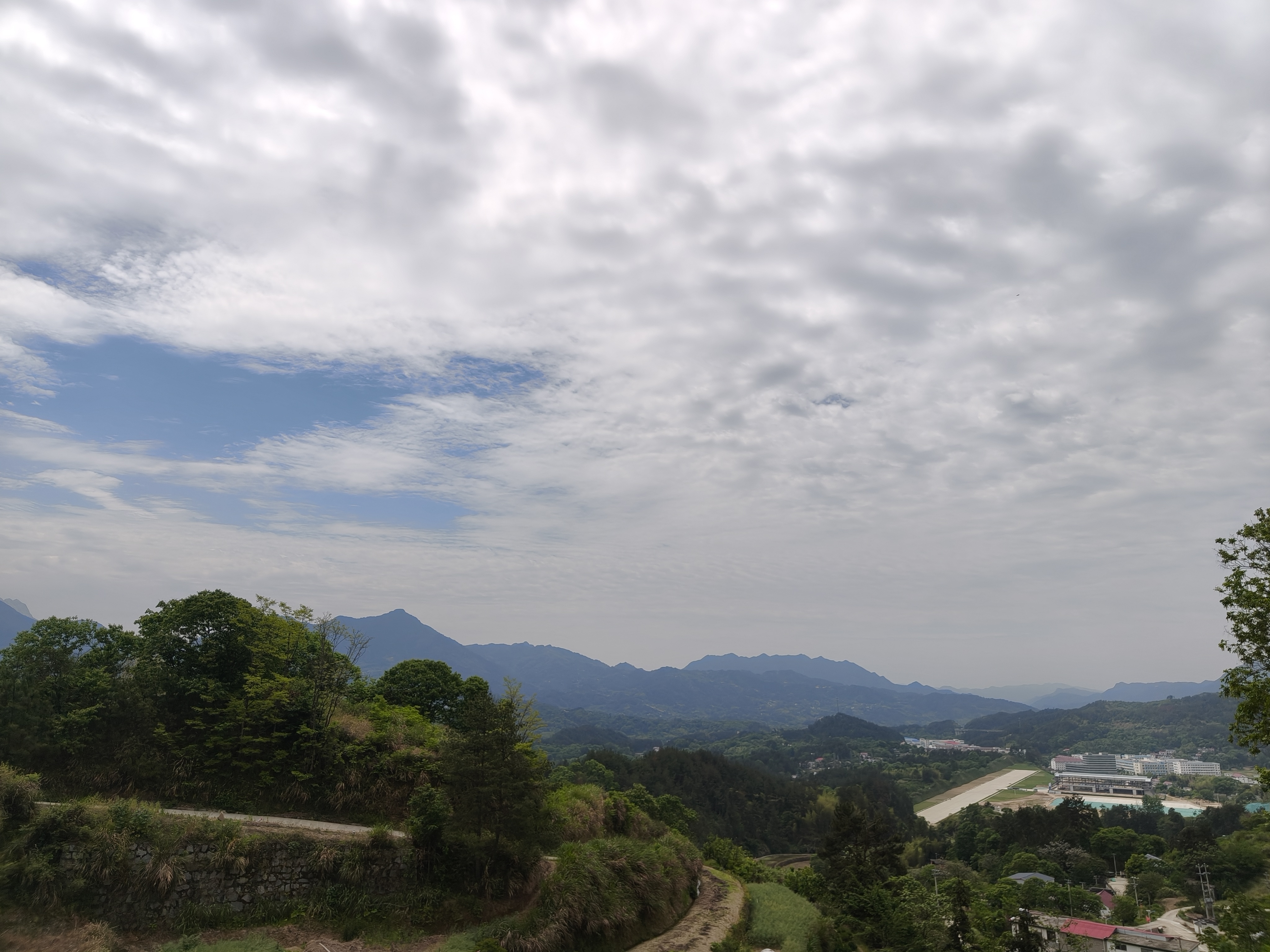 落日跌进迢迢星野，人间忽晚，山河已秋。 我们与万物同行，星辰指引方向，云与光铺展