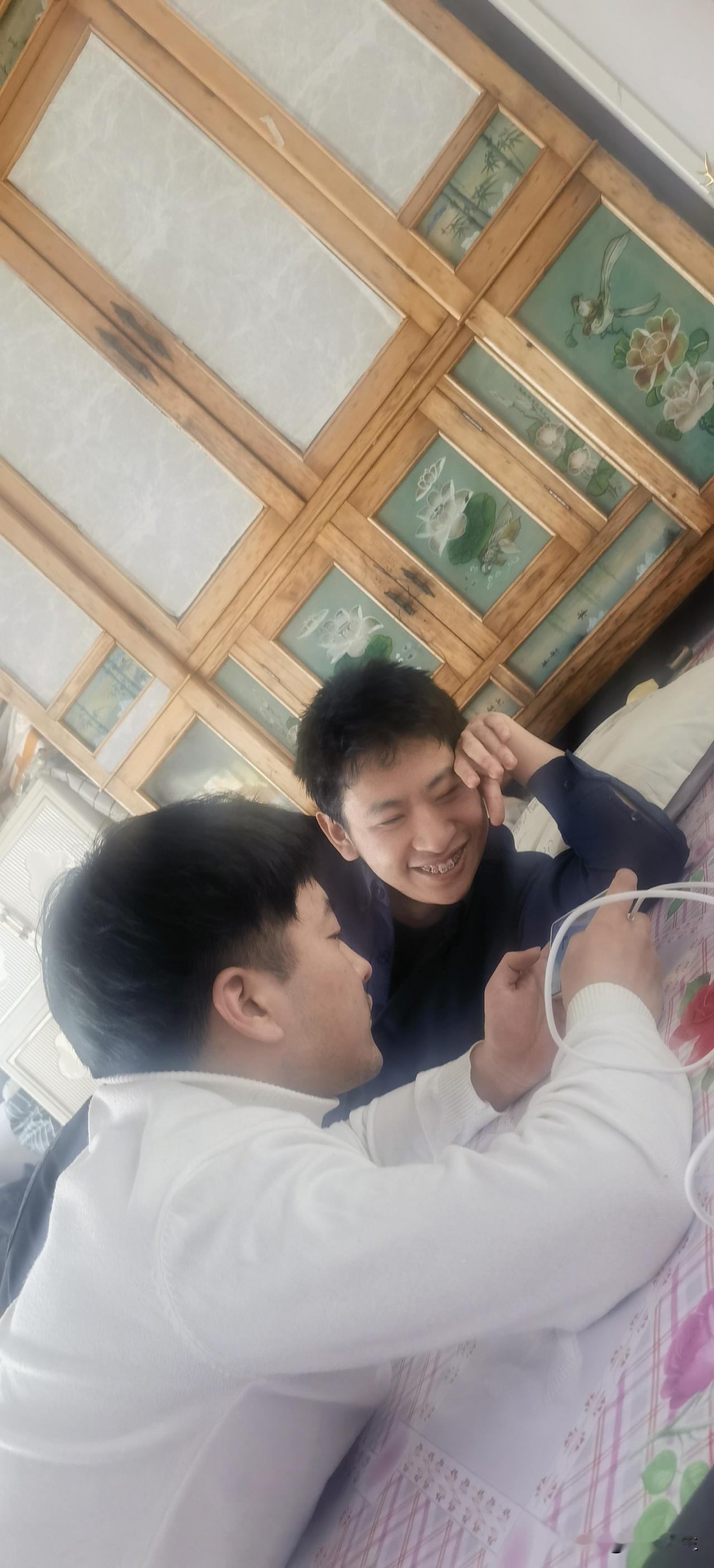 我要出外打工。儿子说快六十岁了打啥工啊。在电脑上有很多挣钱方法。前提是你得会电脑