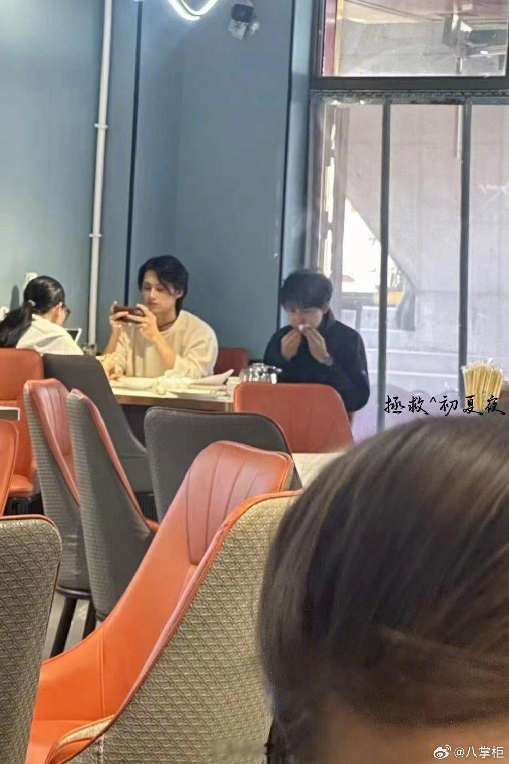 #吃饭偶遇文俊辉# 网友在吃饭的时候偶遇SEVENTEEN文俊辉，吃饭也要打游戏