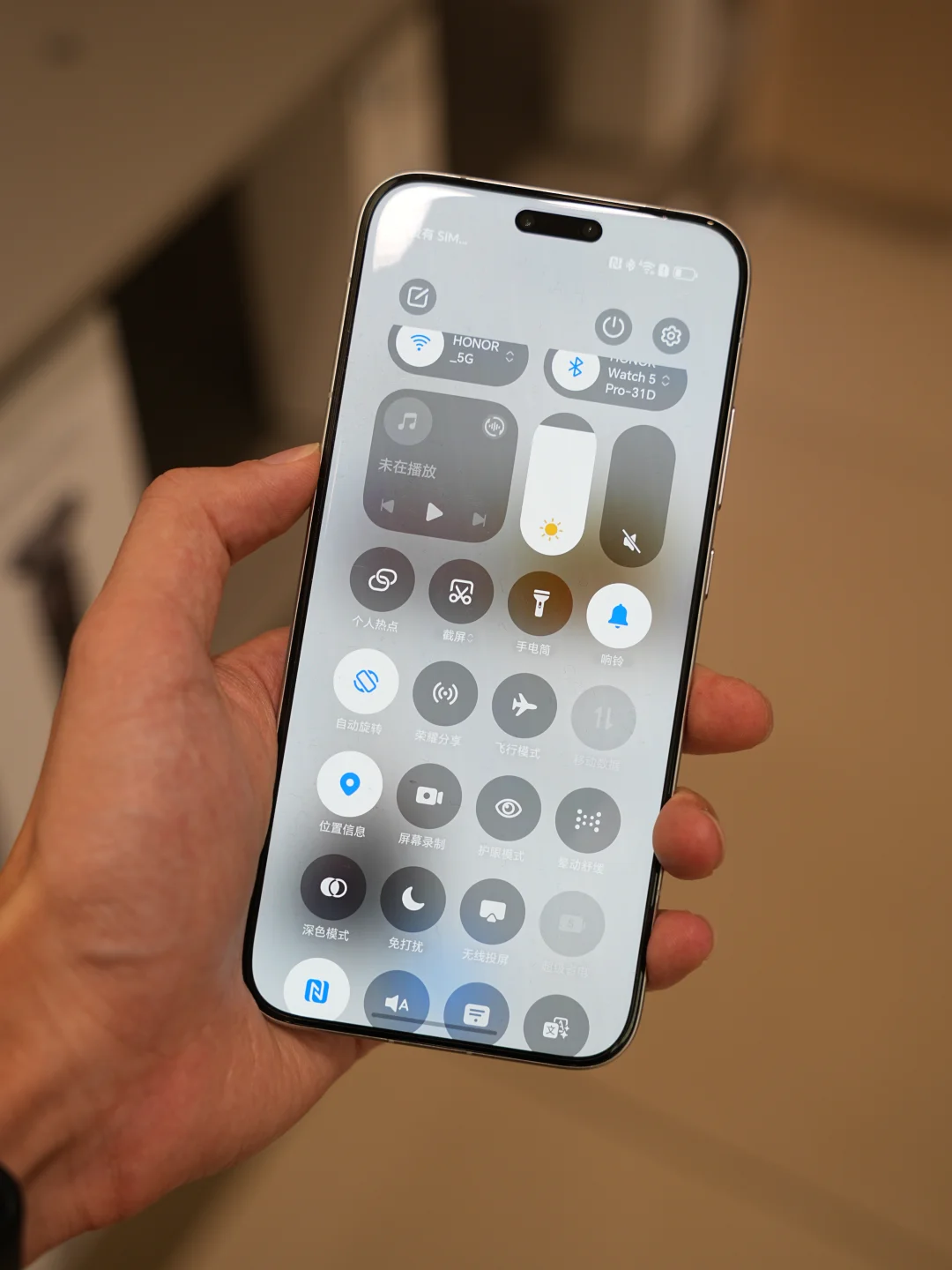 荣耀真的得跟小米学学营销了 实在不行跟余承东学也可以，毕竟都是同事好开...