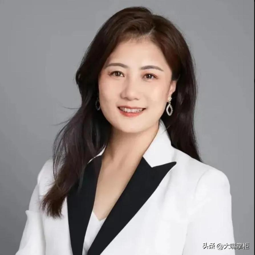 董威娜可能没想到，自己有心帮了老朋友一把，却把苏芒彻底整糊了。
苏芒嫁的法国人，