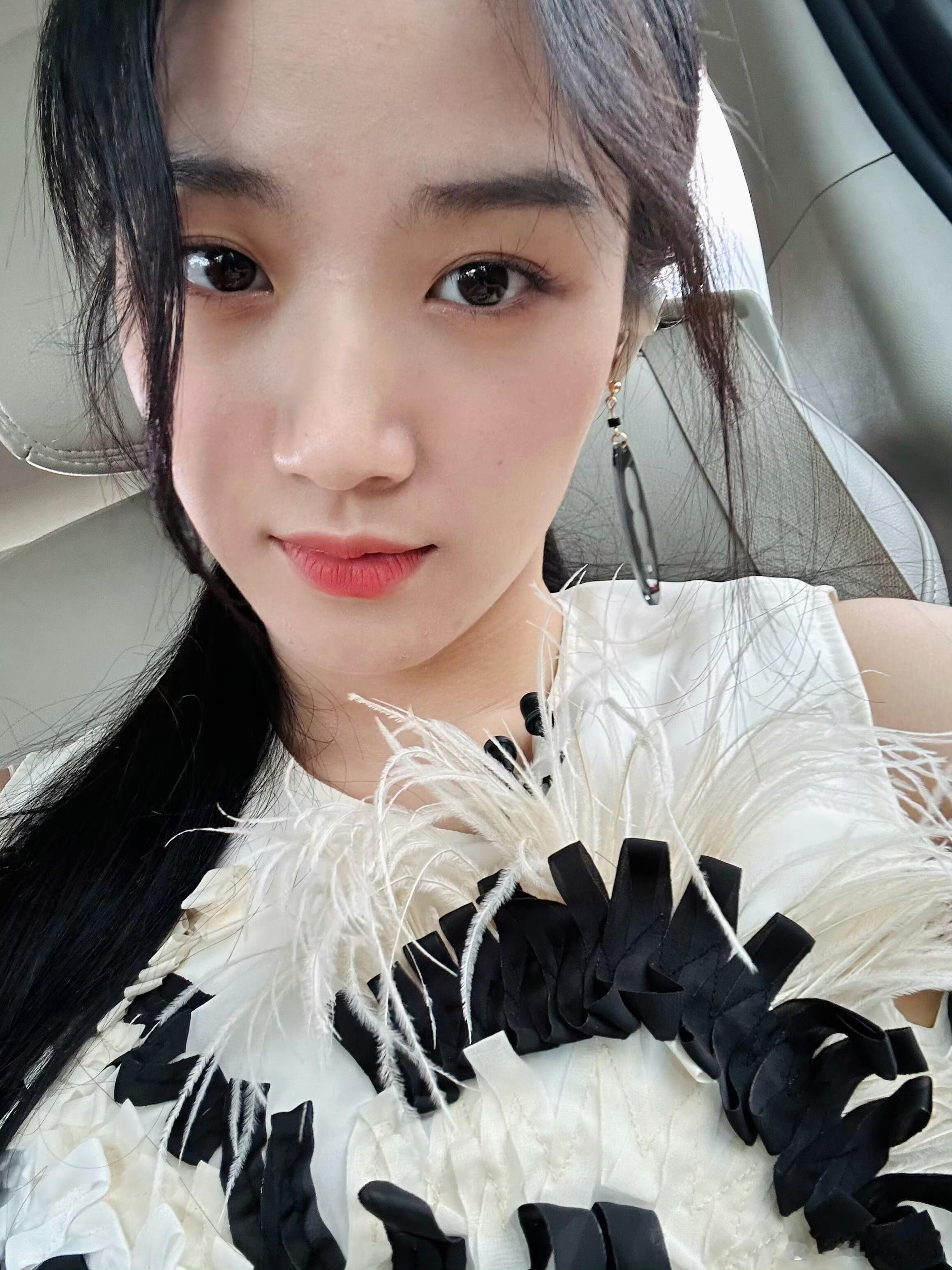 卢昱晓[超话]  噜噜晓这几张韩味儿十足好美好美 这个风格一直持续好吗卢昱晓｜ 