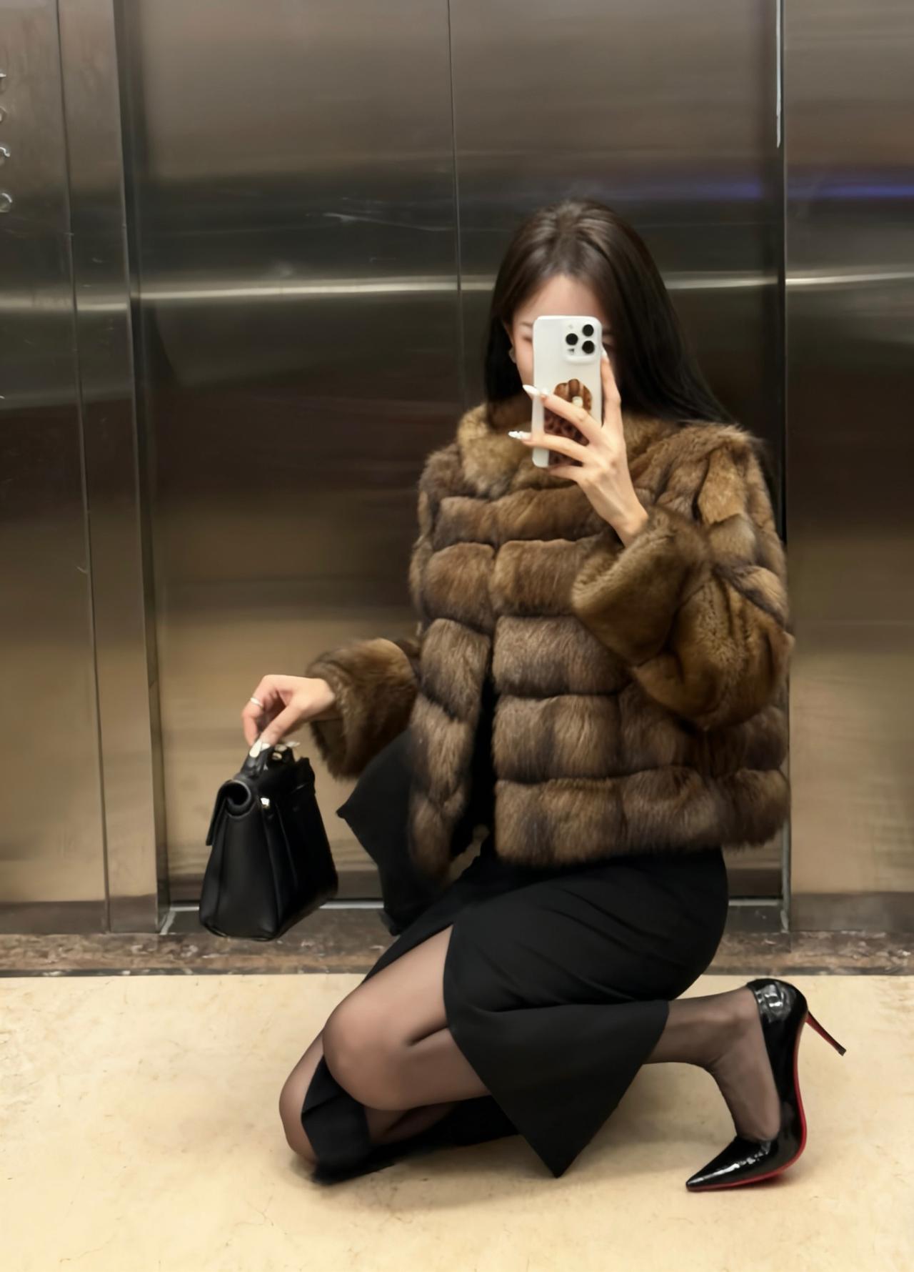 今日穿搭是贵气优雅风，具体搭配如下：
上衣：棕褐色仿皮草短外套，质感柔软奢华。