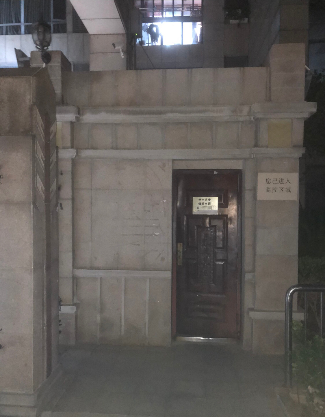 保安在小区门口自言自语：“谁把值班室桌子偷走了？”可以证明，保安值班室确实是有桌