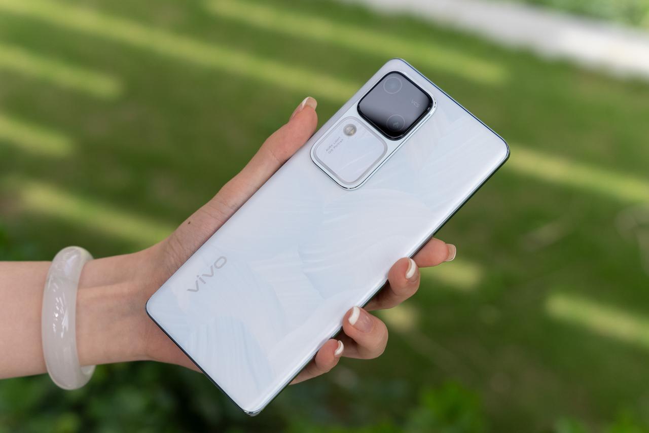 vivo S18

非常英吹斯听的设计