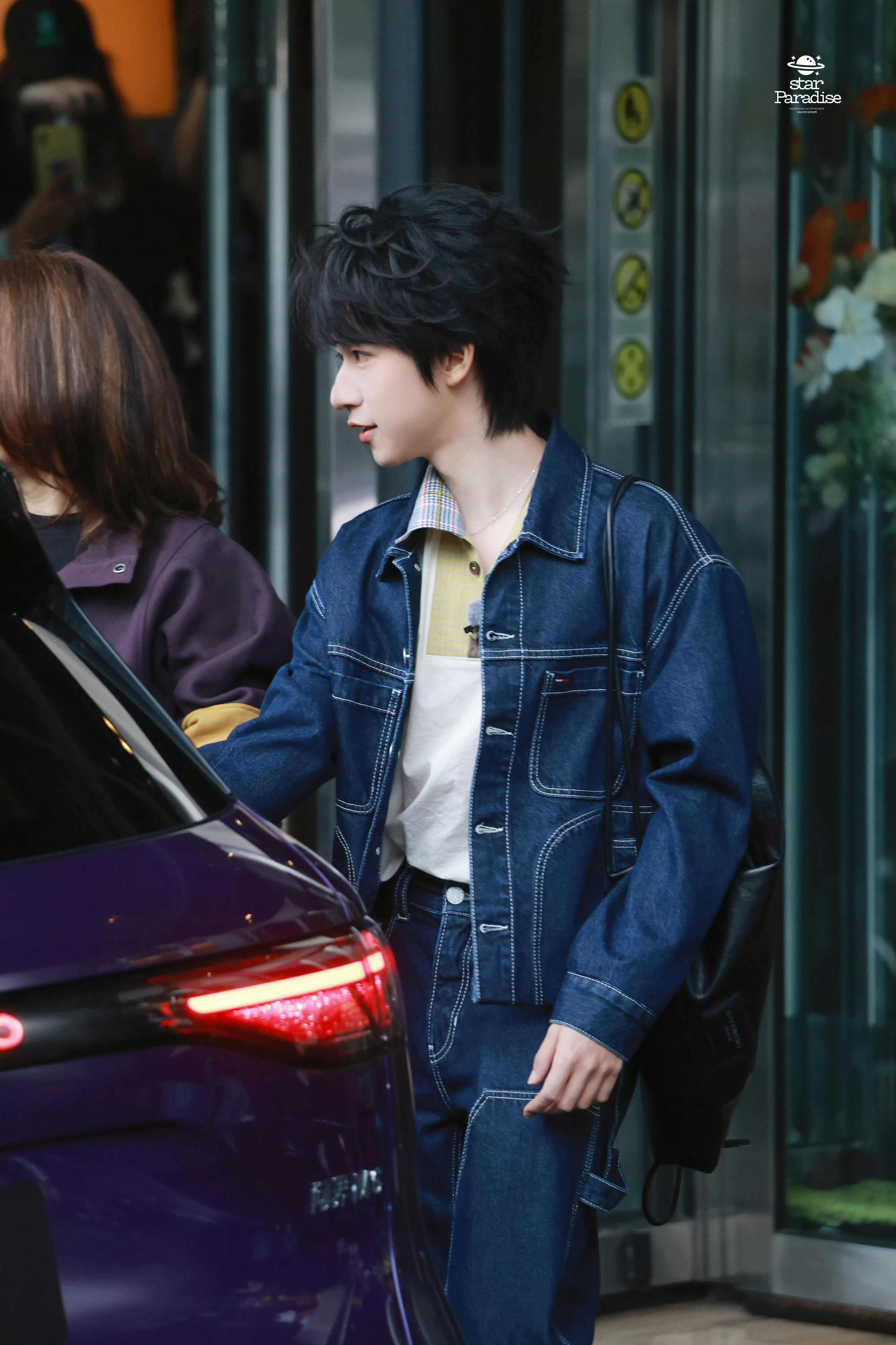 贺峻霖 × 五十公里桃花坞6 路透饭拍 📸 Tommy Jeans 明线牛仔套