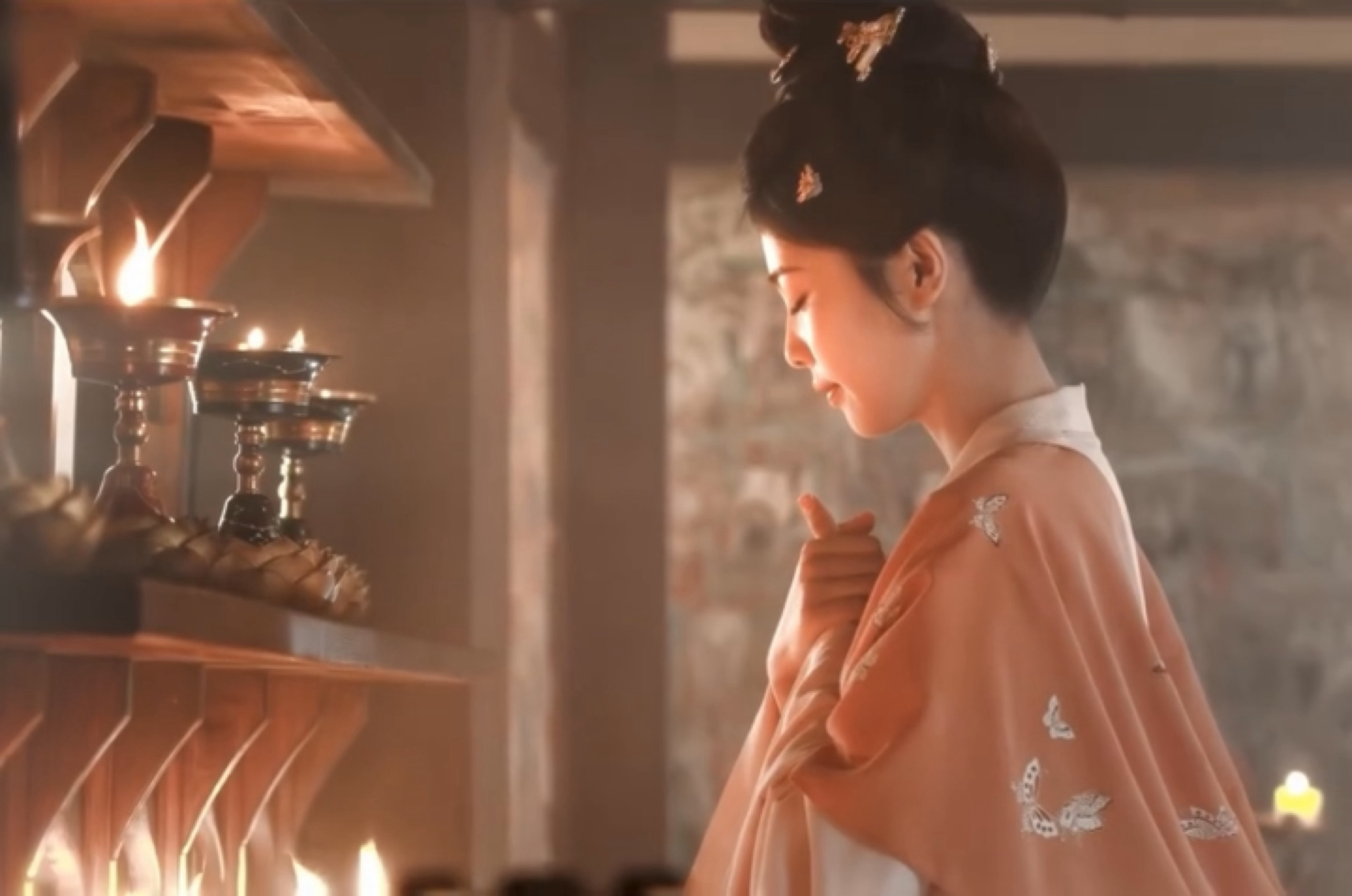 听完主题曲中间和结尾两段梵文演唱的部分完全神来之笔特别喜欢，整体旋律有记忆点让人