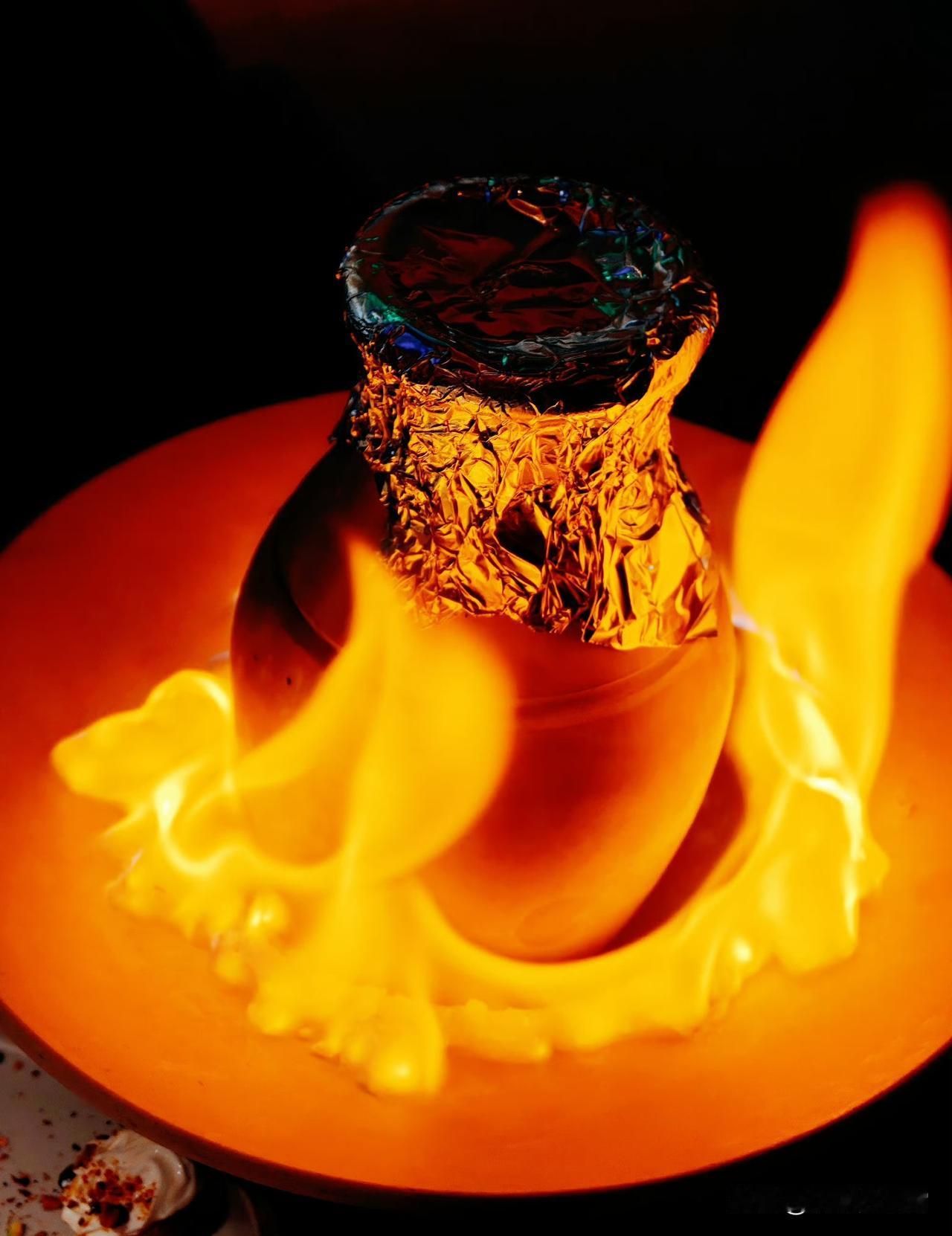 火焰包裹着这一份温热的惊喜，像是把所有热烈的心意都封进了这瓶里——不是在燃烧食物