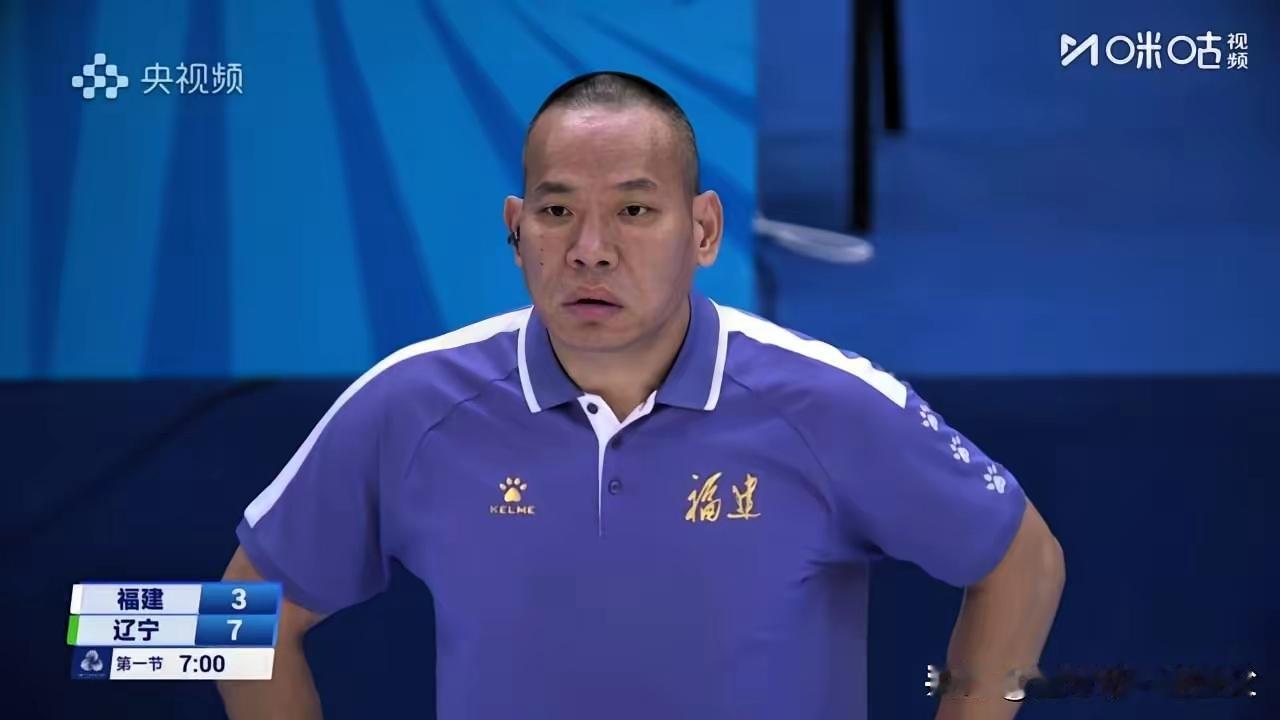 福建男篮主帅被辽宁U22男篮打郁闷了，场边干瞪眼，没料到12人主力出战的福建队，