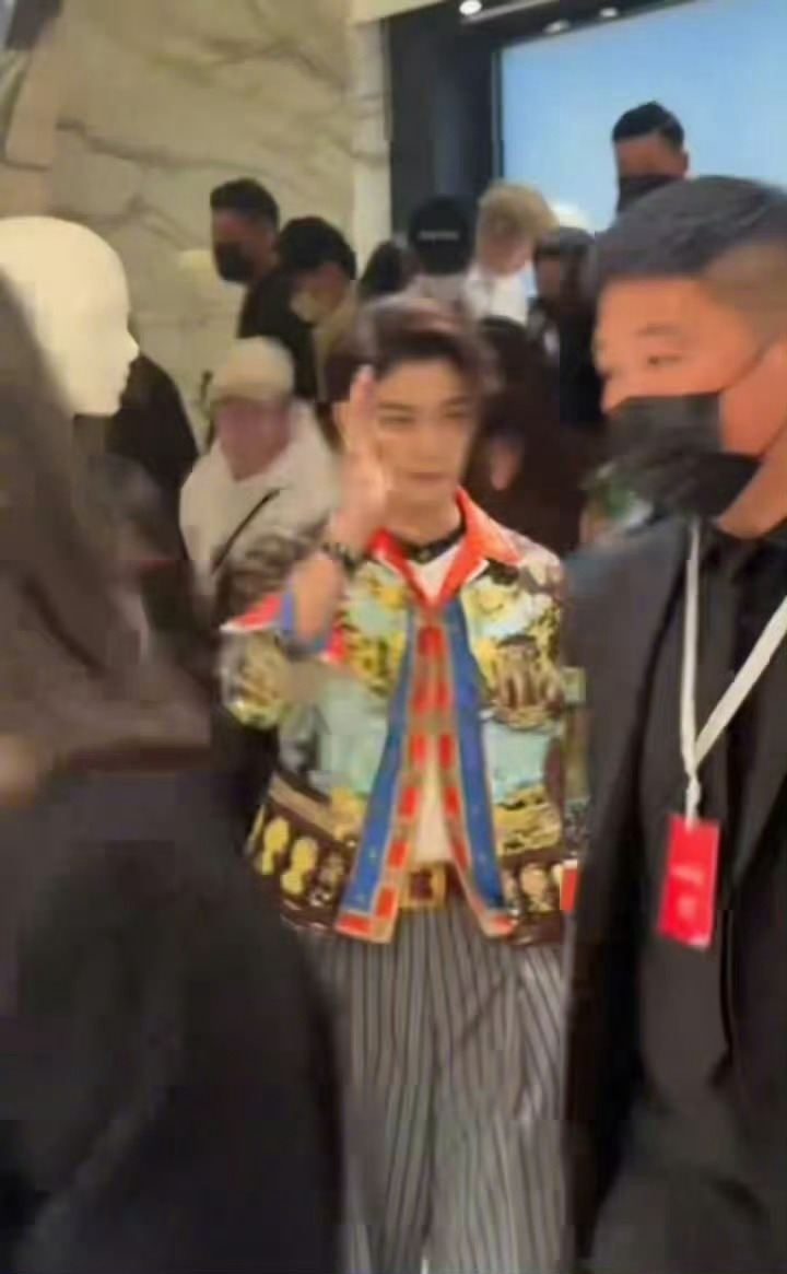 丁禹兮还是够帅啊，这“花里胡哨色彩鲜艳”的衣服在他身上毫无违和感！ 