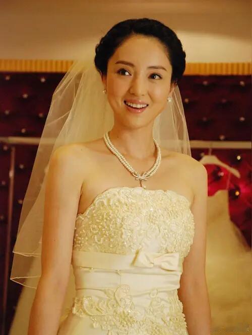董璇官宣再婚的消息，像一束暖光照进了许多人心里。45岁的她，曾在婚姻里经历过风雨