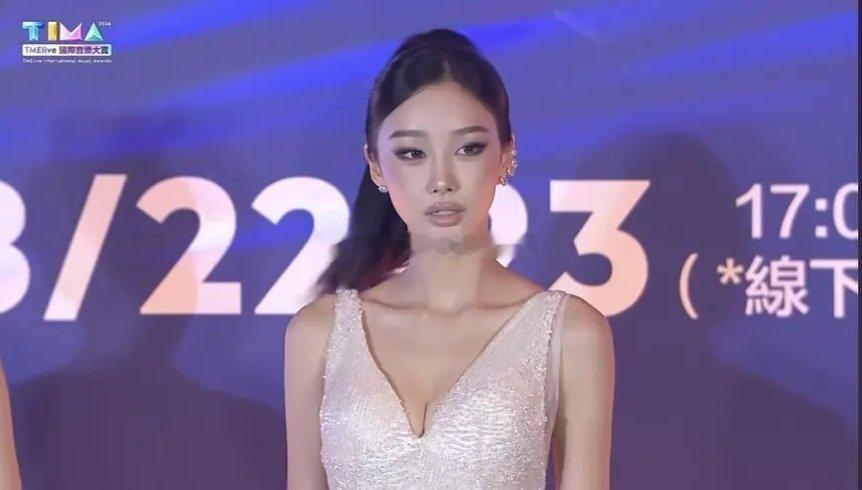韩团aespaHK红毯像异父异母的多胞胎，统一的妆化一时分不清谁跟谁？但一样的小