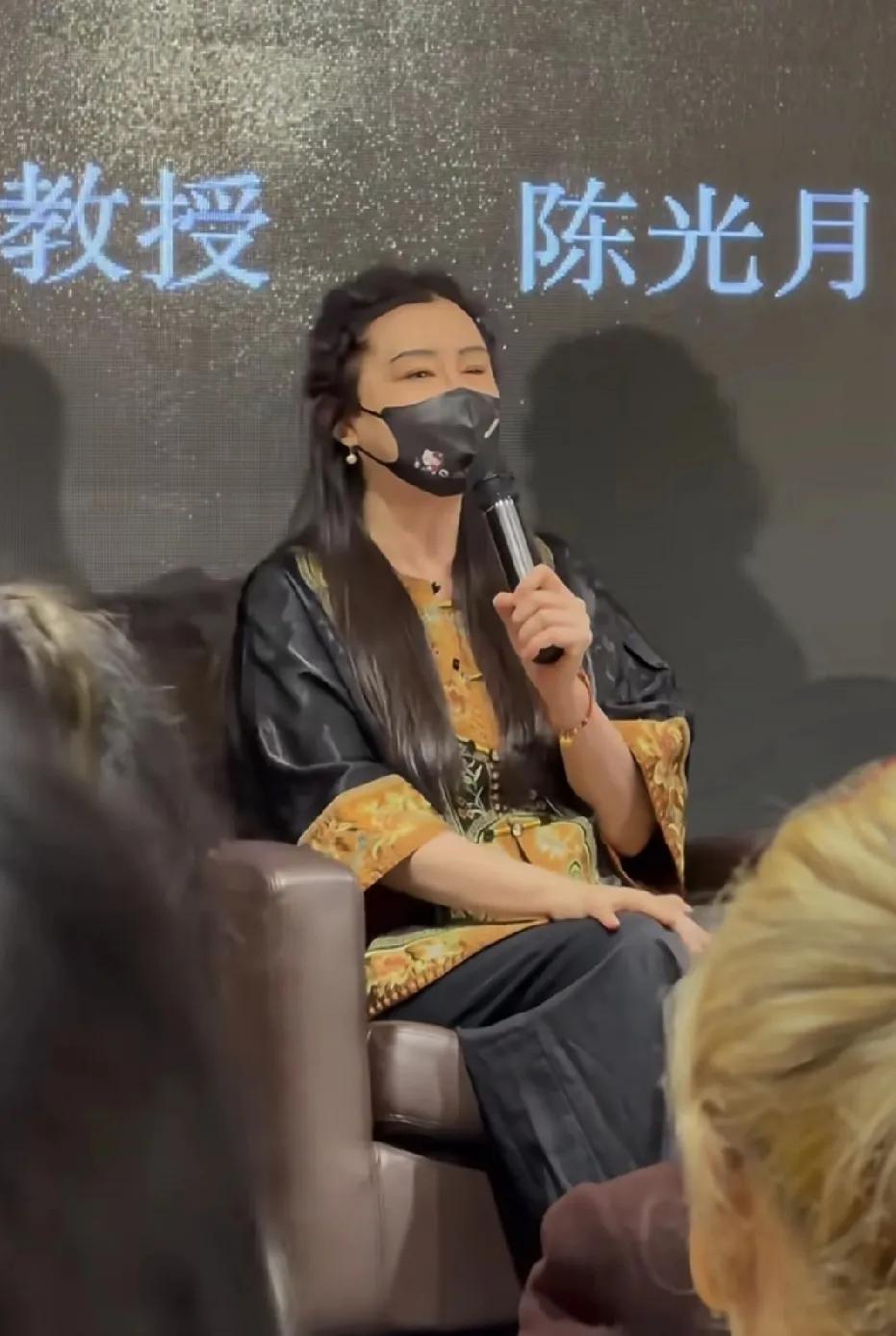 看来王祖贤这辈子真不打算嫁人了。
她终于出来冒冒泡了，真是痴情女子啊。
当年，她