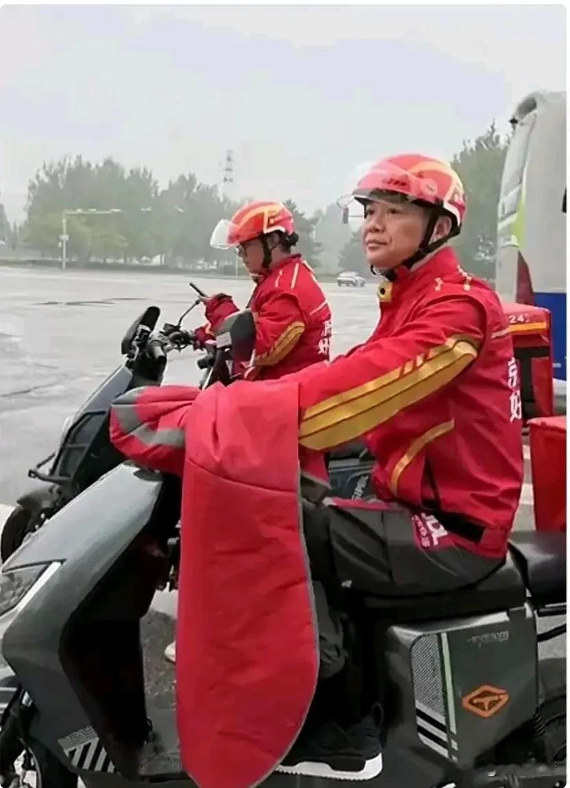 现在，外卖竞争也太激烈了吧？！
不仅京东老板刘强东亲自送外卖，
不仅补贴劵二十三