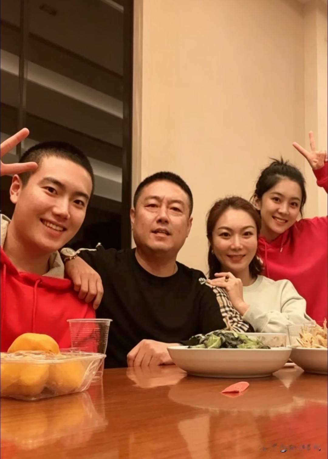 其乐融融的一家人
梁靖崑和父母及妻子奚美丽的合影。
颜值好高的一家人，儿子像爸爸