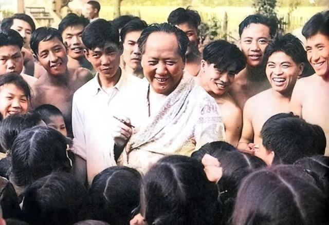 1974年，81岁的毛主席在游泳，上岸后沉默许久，说：“我浑身没劲，手和腿也发软