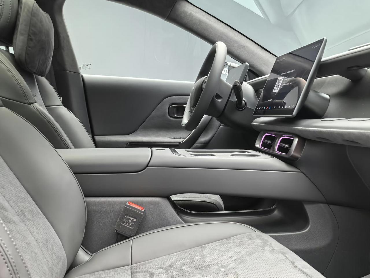 零跑Lafa5的这套内饰我还挺喜欢的
确实很符合年轻人的口味，简约精致，气质在线