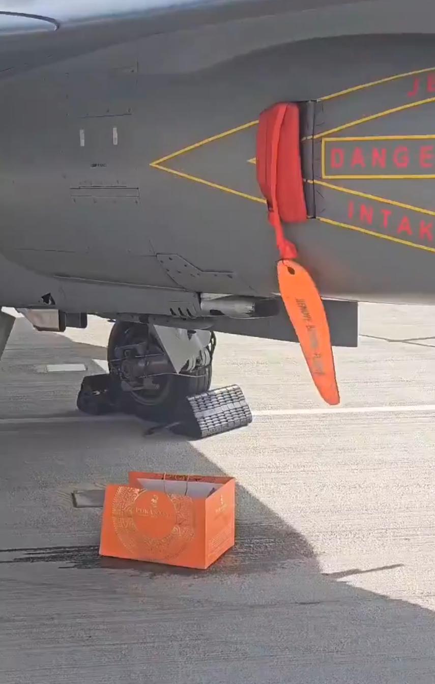 印度“光辉”战斗机在迪拜航展上漏油，这是被JF-17“枭龙”吓着了？印度人干脆用