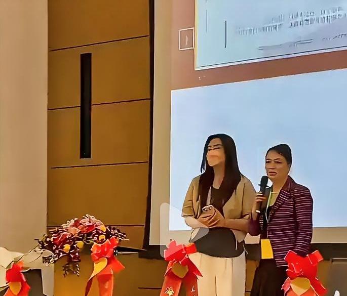 硅谷偶遇王祖贤！
耐心签名，温柔聊天，依旧是记忆里的白月光。
可这脸怎么了？桃花