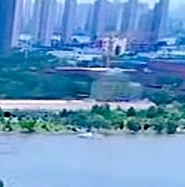 某地航母楼新图，舰岛快完工了 [挖鼻]别再说后面那块建筑是烟囱了，其开了两层窗户