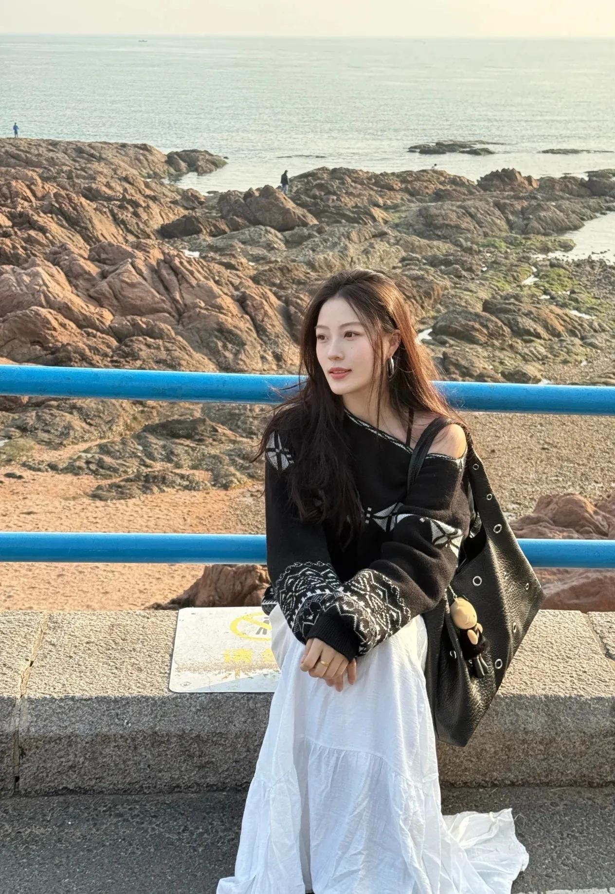 大海是治愈神器！
每次见那温柔蓝潮，
似听它说没关系。
心情烦闷时，
打开手机海