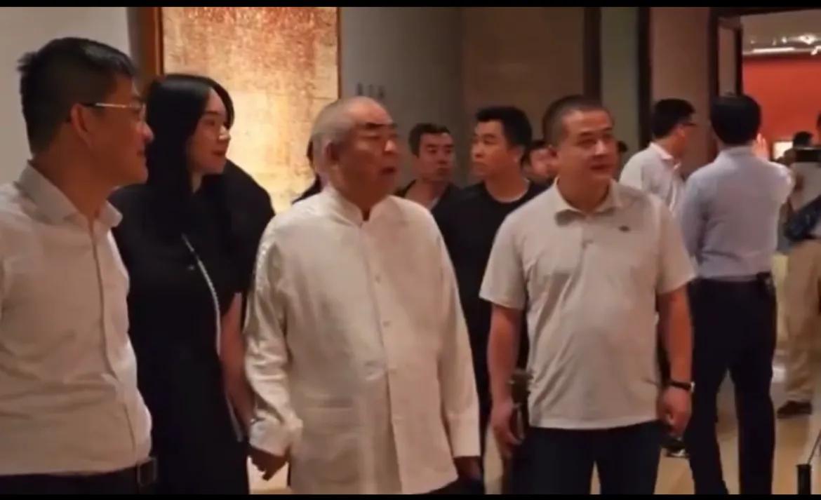 范曾，身价10亿，公开牵手，宣誓爱妻主权。

今年4月，86岁的范曾，高调宣布第