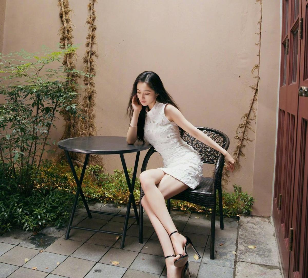 杨幂不穿扎脚的高跟鞋，不是怂，是清醒。
以前女人穿高跟，是给谁看？
现在穿，是给