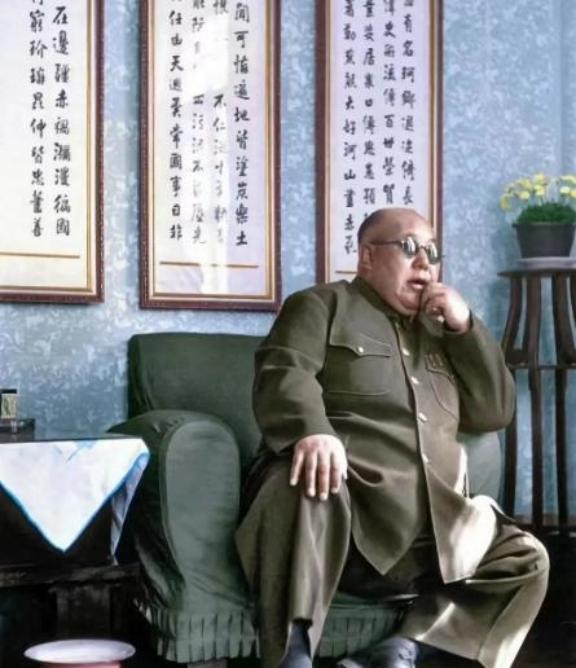 [太阳]1956年，逃到美国后的马鸿逵在私人公寓内，挺着腐败的大肚子，享受着小姨