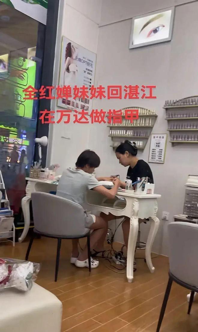 奥运冠军全红婵回老家湛江市迈合村，受到村民和媒体的热烈欢迎。回家后与亲人团聚，随