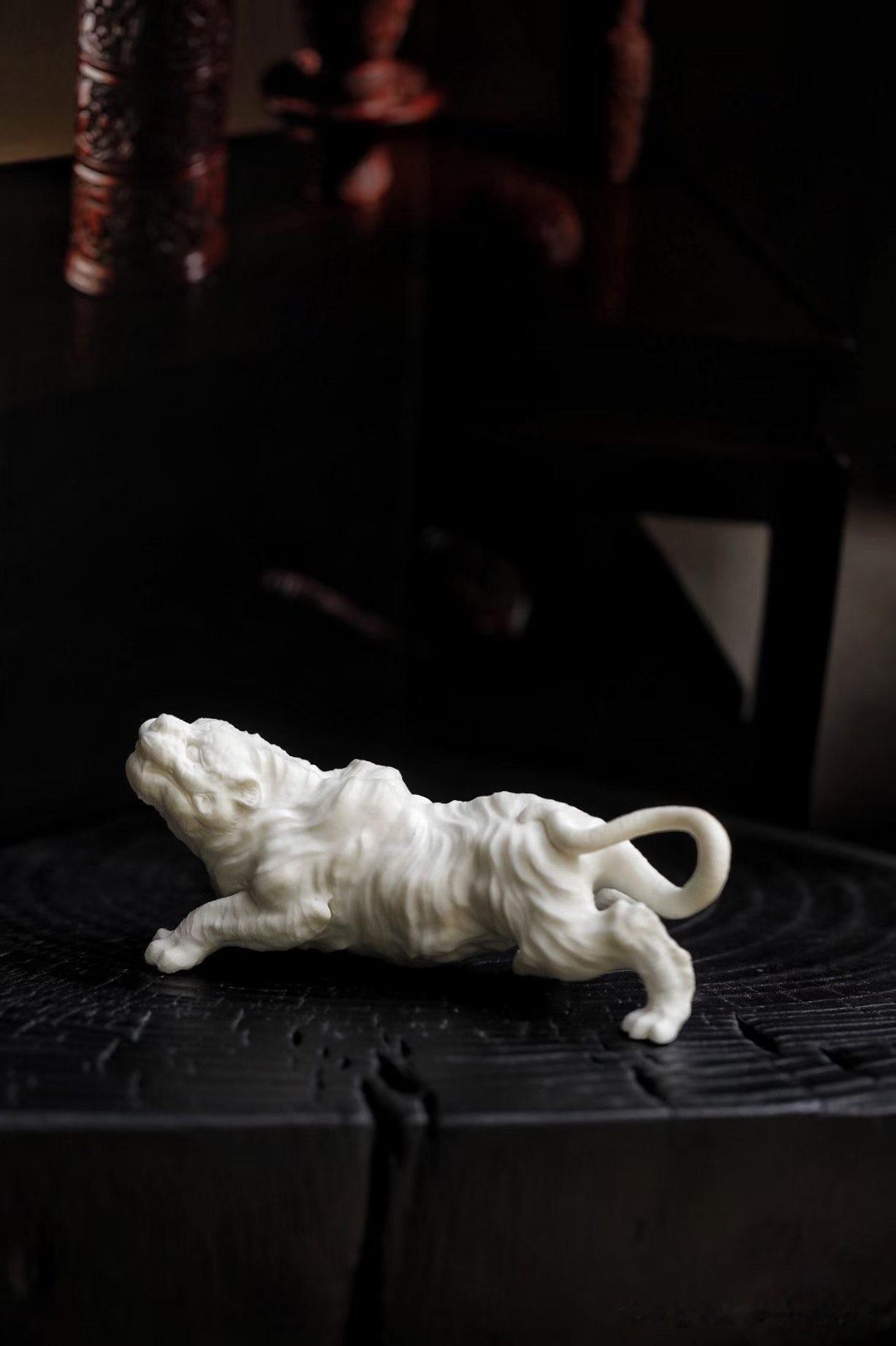 鹿角｜猛虎

有些气势，不靠咆哮，而藏在蓄势待发的一瞬。

以鹿角雕就猛虎之形，