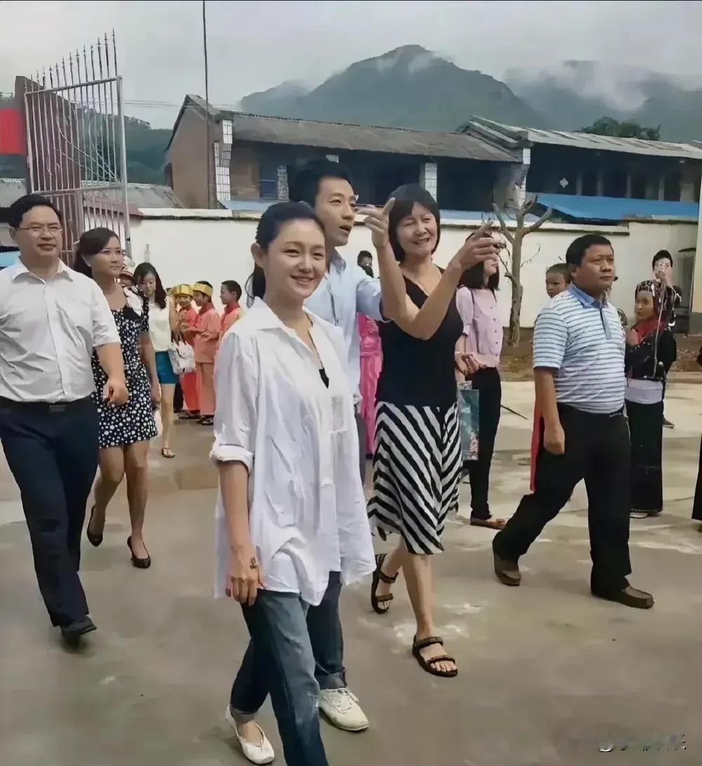 大S确实很漂亮！她第一次带汪小菲去台湾的照片曝光，素颜也美的冒泡，甜美的笑容，白