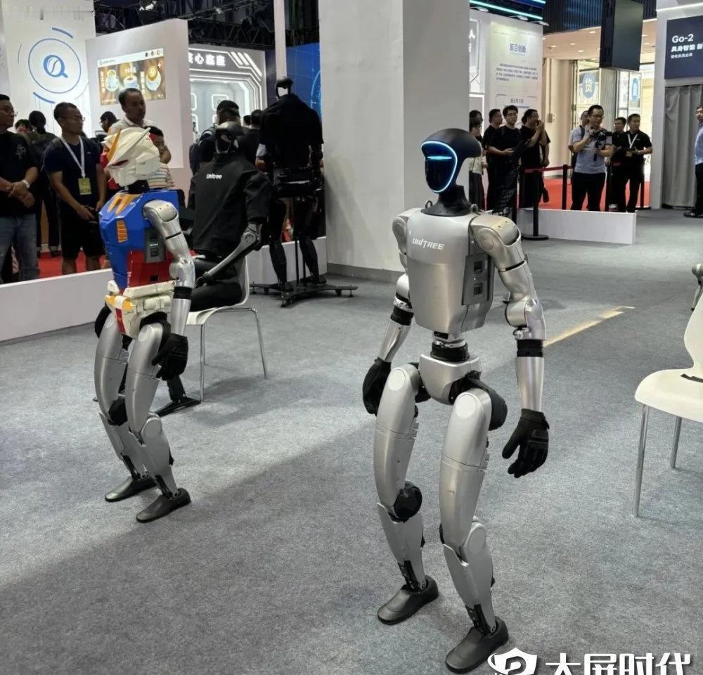 人形机器人的"iPhone时刻"来了吗宇树、智元、Optimus同台竞技，国产人