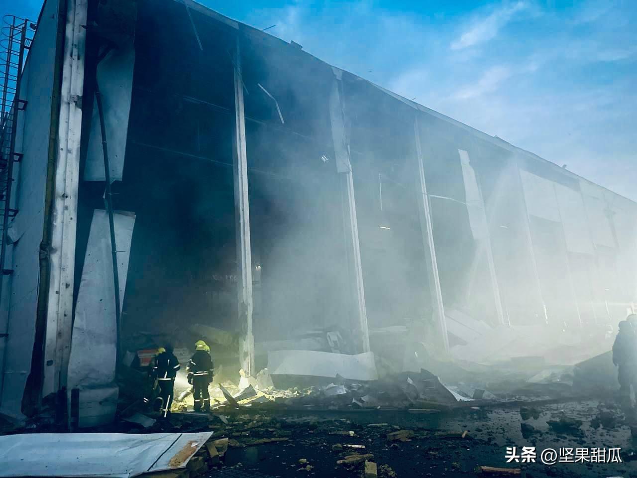 小摩托继续发威，7.3日晚敖德萨地区的仓库遭到无人机袭击。消防队赶过去就是收尾，