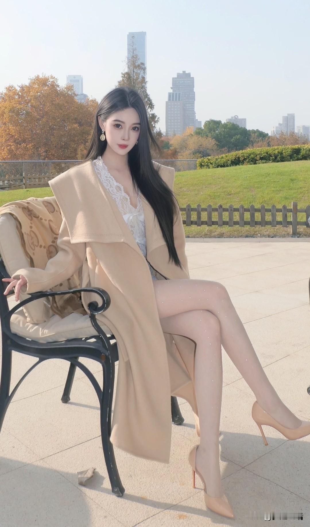 秋日暖阳下，优雅长椅上，时尚穿搭引人注目。