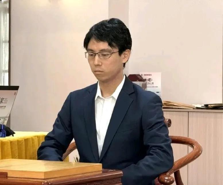 幸运之神~面临抉择



有着"辽神"美称的一力辽九段加冕棋圣战、本因坊和天元战