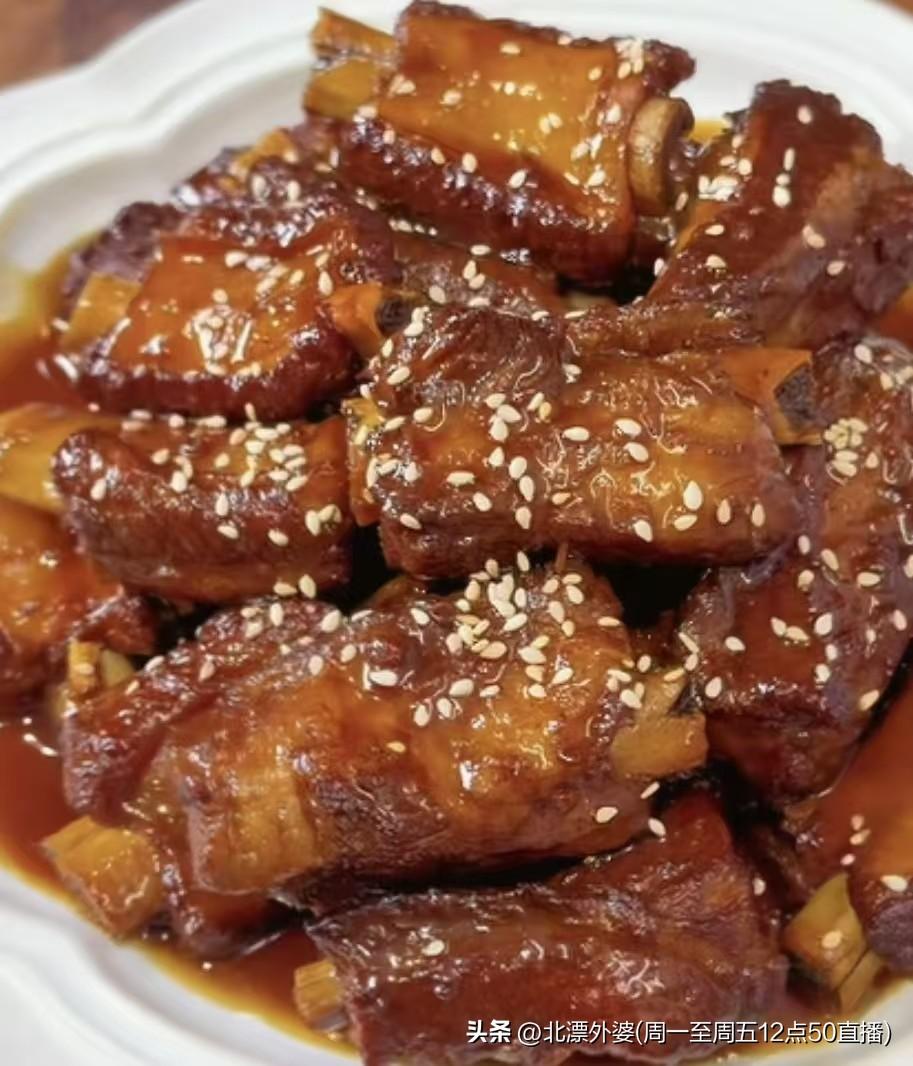 这做饭呀！还得是外婆呀！每天都能给孩子们不一样的惊喜
  三伏天，这两天是越来越