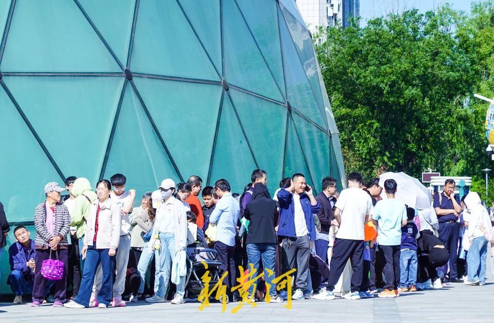 山东科技馆假期迎观展高峰，开馆前已排百米长队！5月4日，“五一”假期接近尾声，科