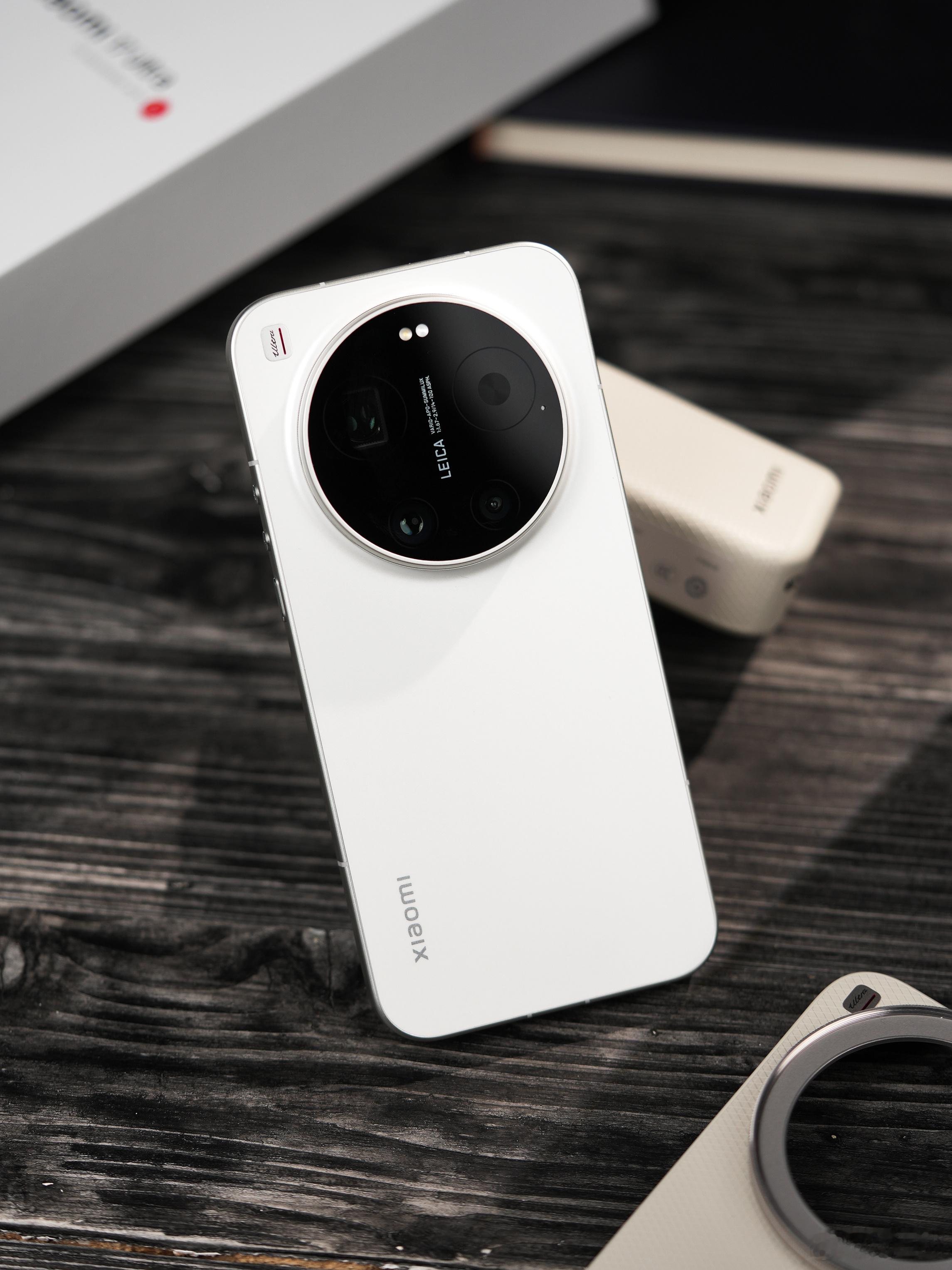 小米17Ultra首发评测相比上一代，小米17 Ultra的外观设计更简洁高级了