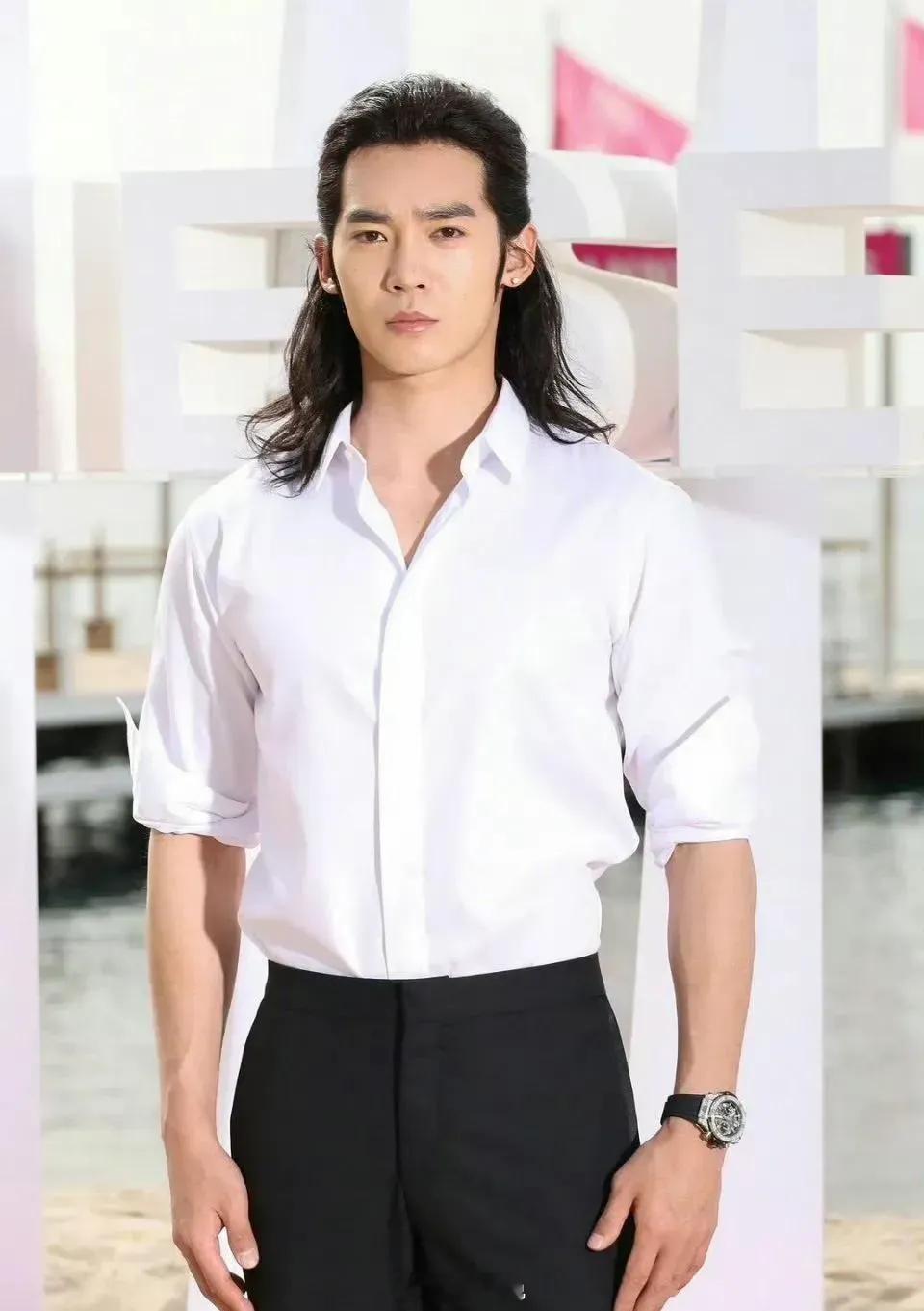 于适新物料，网友说好像向佐，你别说还真有点像[允悲] ​​​